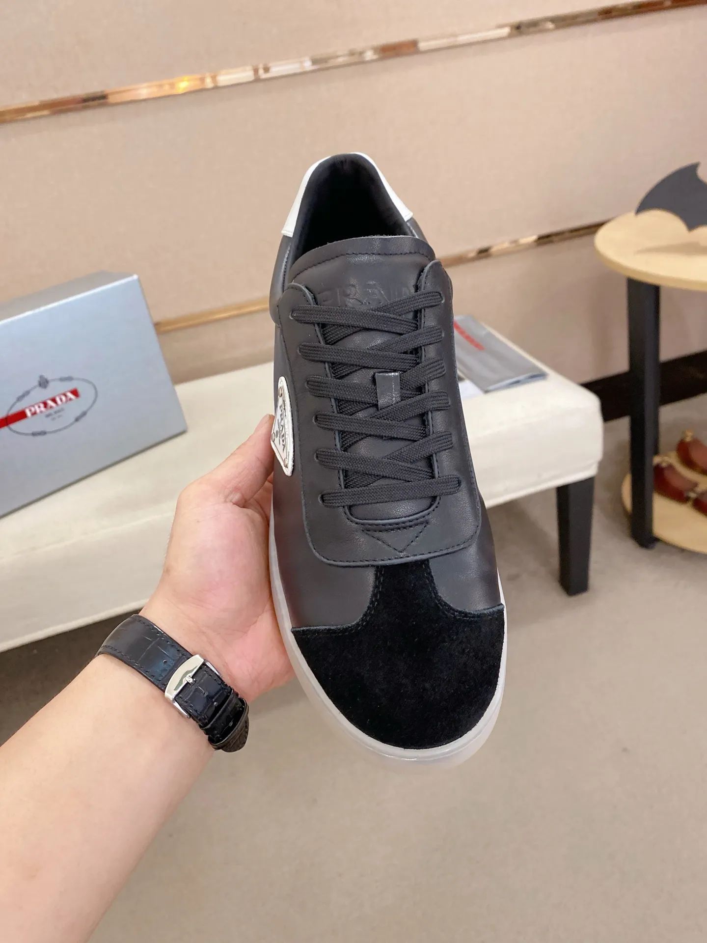 Men's shoes 💰 540💰 ✔️✔️✔️High-quality new PRADA counters are launched at the same time. The new men's shoes and 😘fabrics are selected from first-layer cowhide and are made by pure handicrafts. Lining: Full cowhide lining. 👍🏿 High-end ☄️ air-cushion molded anti-slip rubber outsole, exquisite lines, simple and elegant, comfortable and high-end for leisure travel. Code number: 38 to 44